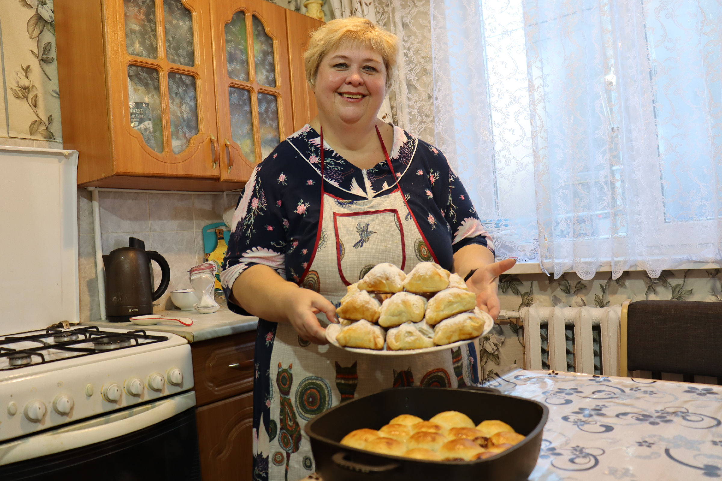 Слойки с яблоками и дружная семейка с конфетами.