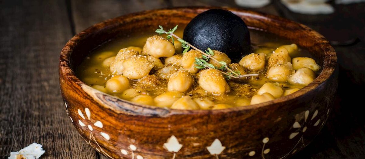 Иракский суп "Лябляби". На фото вместо обычного лимона иракцы иногда добавляют сушёный лимон Нуми-Басра (фото из открытых источников)