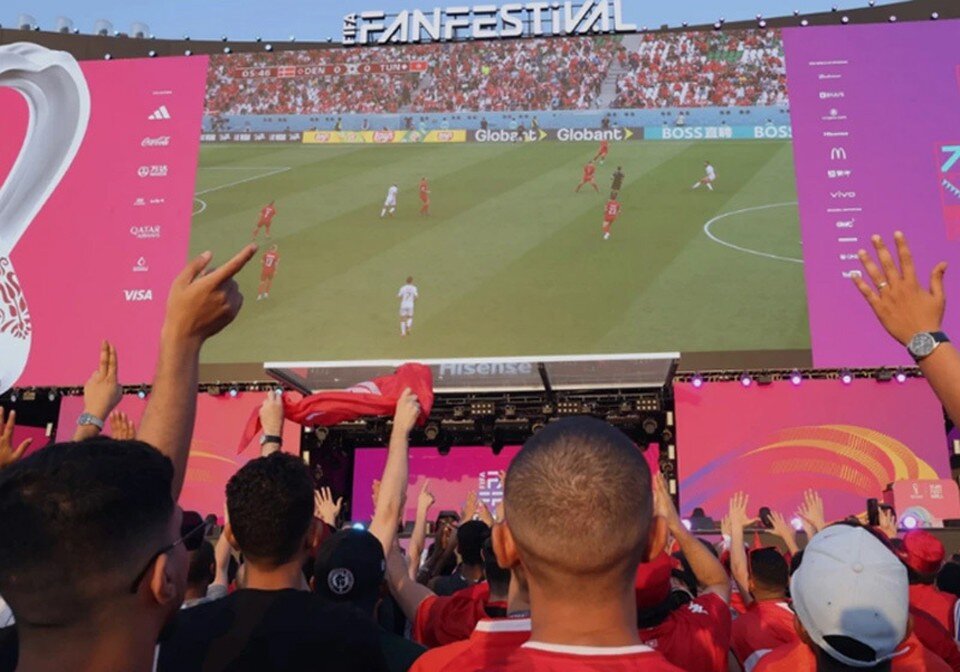     В толпе болельщиков смотреть футбол интересней. Фото: fifa.com