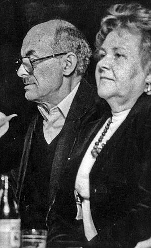 Лидия Борисовна Либединская, урождённая Толстая (1921-2006) и Булат Окуджава. Иркутск. Фото М. Свининой
 