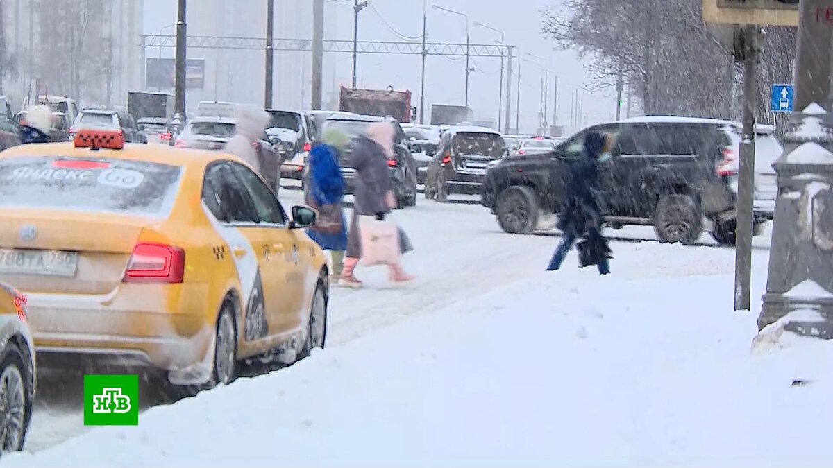 Снежный коллапс: власти Москвы бросили все резервы на уборку города | НТВ:  лучшее | Дзен