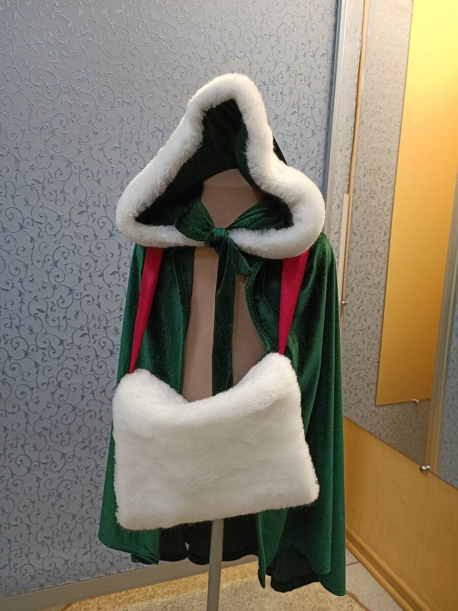 Жаль, что у Ванюши нет головы, капюшон не на что надеть. Смотрится как привидение🤣🤣🤣