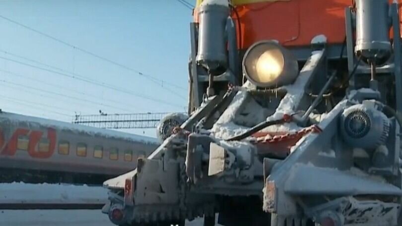     Из-за обильных осадков в Тюмени работала специальная снегоуборочная машина РЖД, сообщается в видеосюжете «Тюменского времени». Поезд работает круглосуточно, чтобы обеспечить бесперебойное движение пассажирских и грузовых составов.