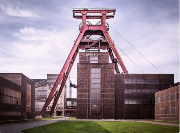 Шахта Цольферайн в Эссене (Германия) закрытая в 1986 году. Сейчас здесь несколько музеев, дизайн-центр и выставка современного искусства.