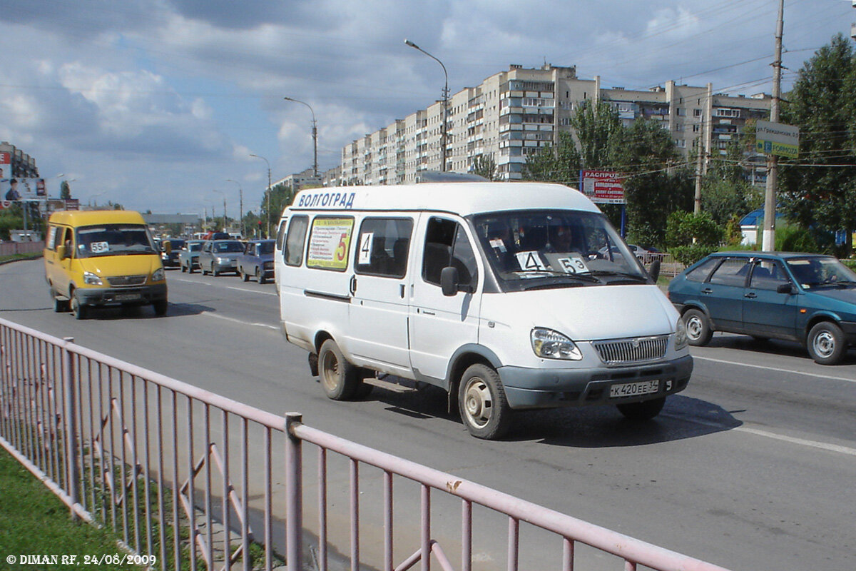 ГАЗель маршрута № 5э «Больница № 22 — Поликлиника № 24» на проспекте Героев Сталинграда. Позади ГАЗель на ныне несуществующем маршруте № 55а
