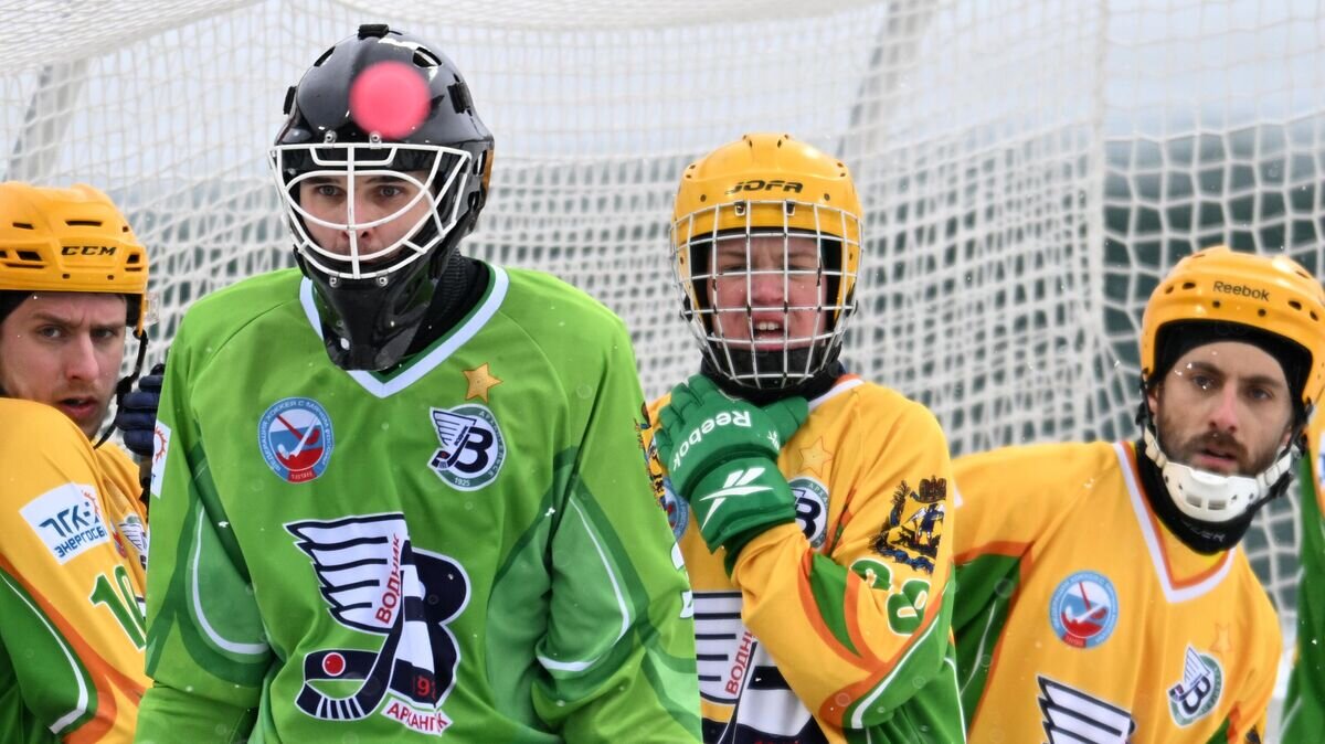    Вратарь "Водника" Михаил Заостровцев (второй слева)© РИА Новости / Павел Бедняков