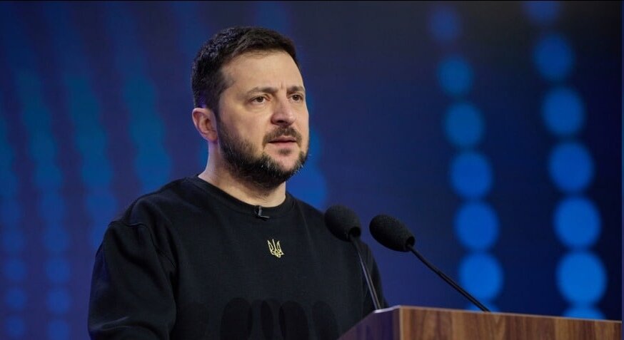 Всегда, глядя на этого "квнщика" вспоминаю Башара Асада. Учитывая его положение и происходящее в стране. Он всегда выглядел и вёл себя предельно достойно. От чего тщедушный Зе вызывает ещё больше омерзения. И похоже это чувство начинает распространятся по миру.