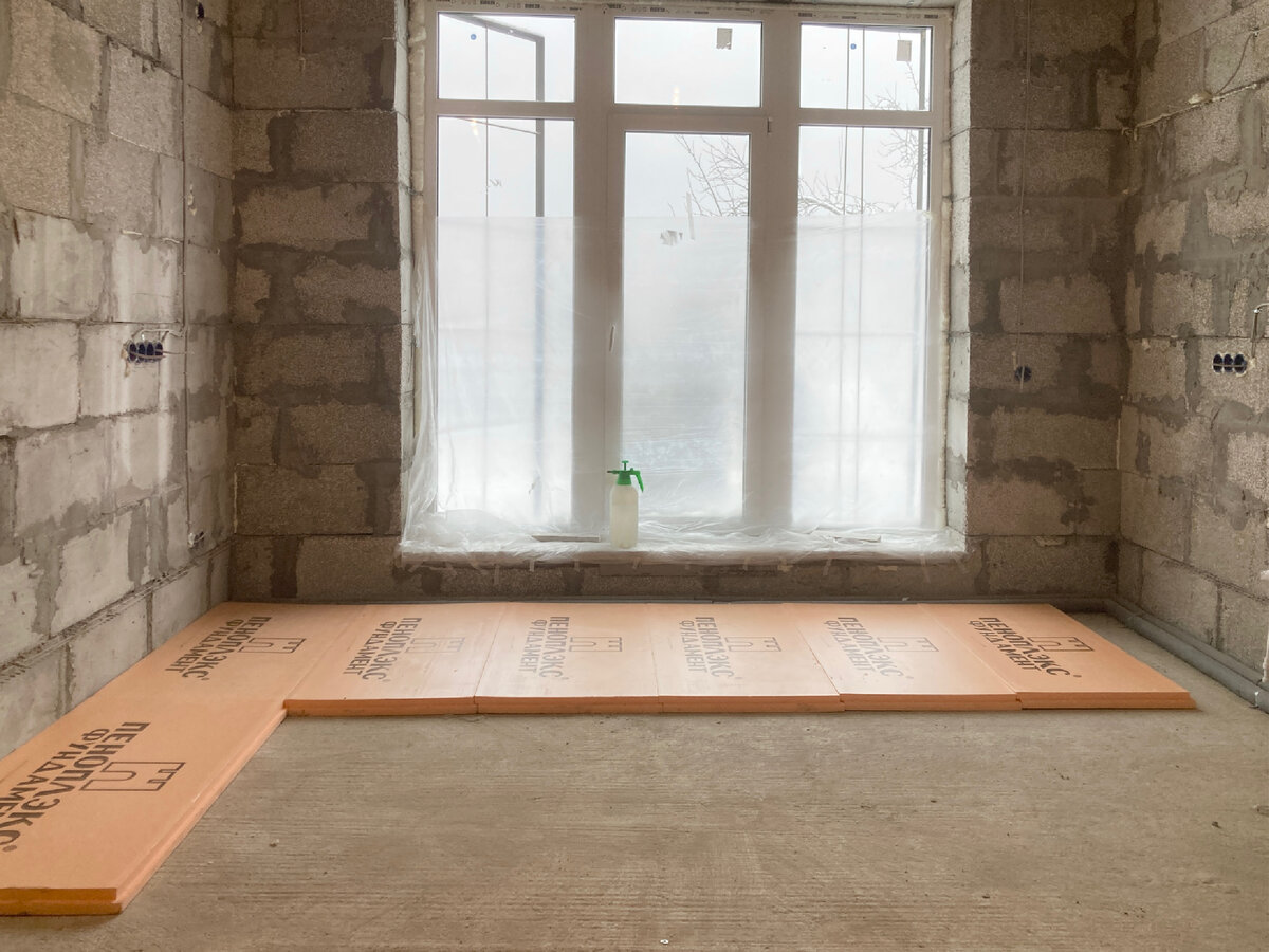 Мастер по укладке пеноплекса резал его так виртоузно, что я залюбовалась