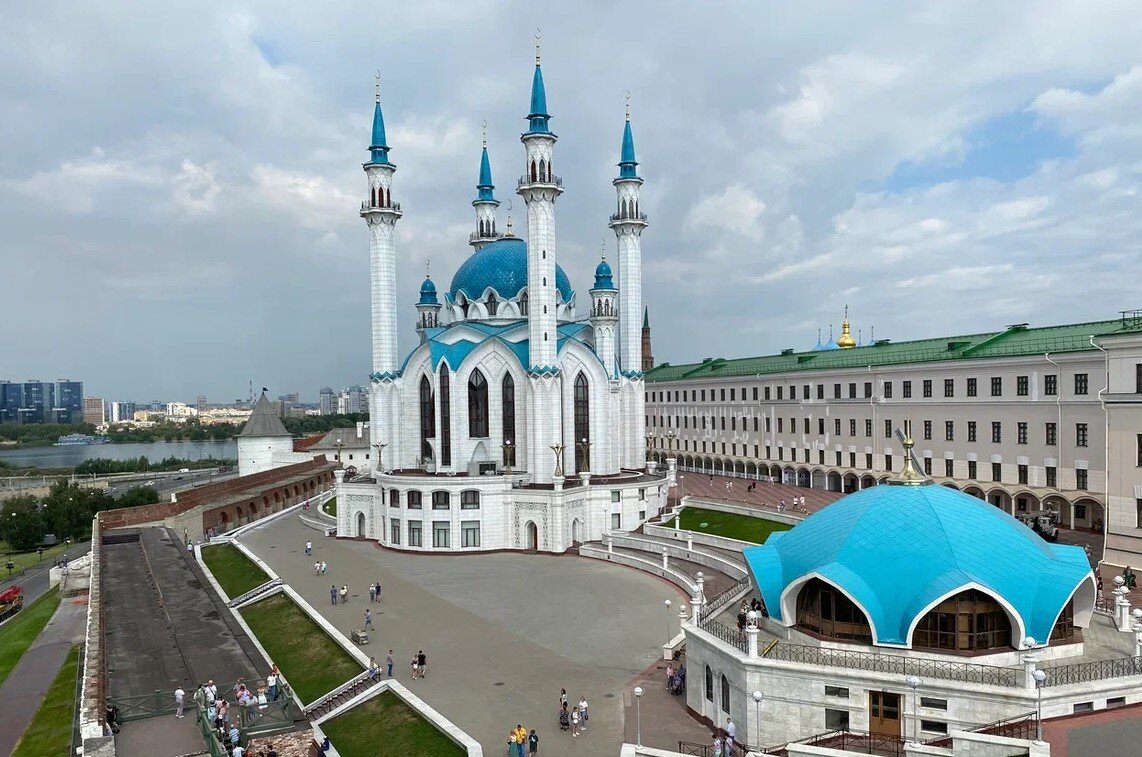 На фото справа от мечети Кул Шариф длинное здание с зелёной крышей -  бывшее Юнкерское училище, где сейчас находится музей естественной истории Татарстана. Фото из личного архива.