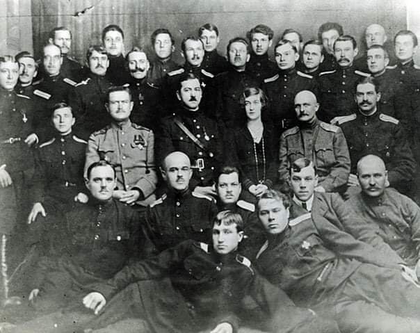 Первый состав хора Жарова после одного из выступлений на Лемносе, в центре сидят генерал Бруссо и его супруга, 1921-й год