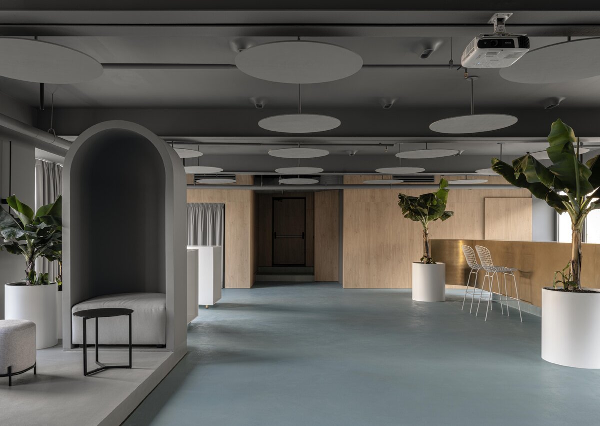    Барная стойка и грот выполнены по чертежам архитекторов в строительном исполнении. Барные стулья Bertoia Barstool, Knoll. Кресла Apple armchair, spHaus. Технические светильники, Novotech, Centrsvet Напольные раковины из окрашенного бетона индивидуального изготовления выполнены по авторским чертежам. Унитазы, Esbano. Смесители Light, Paffoni., фото: Дмитрий Яговкин