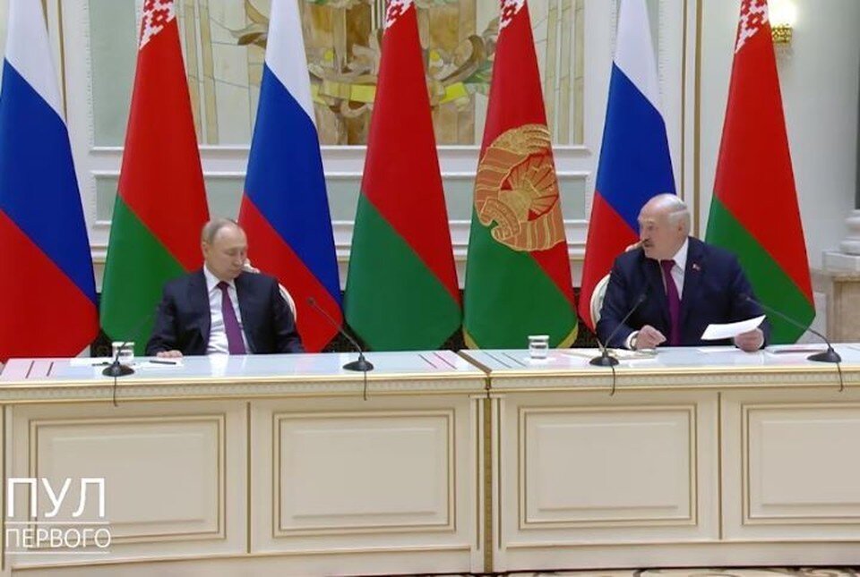     Лукашенко поблагодарил Путина за поставленные в Беларусь зенитные комплексы. Фото: стоп-кадр видео телеграм-канала "Пул Первого"