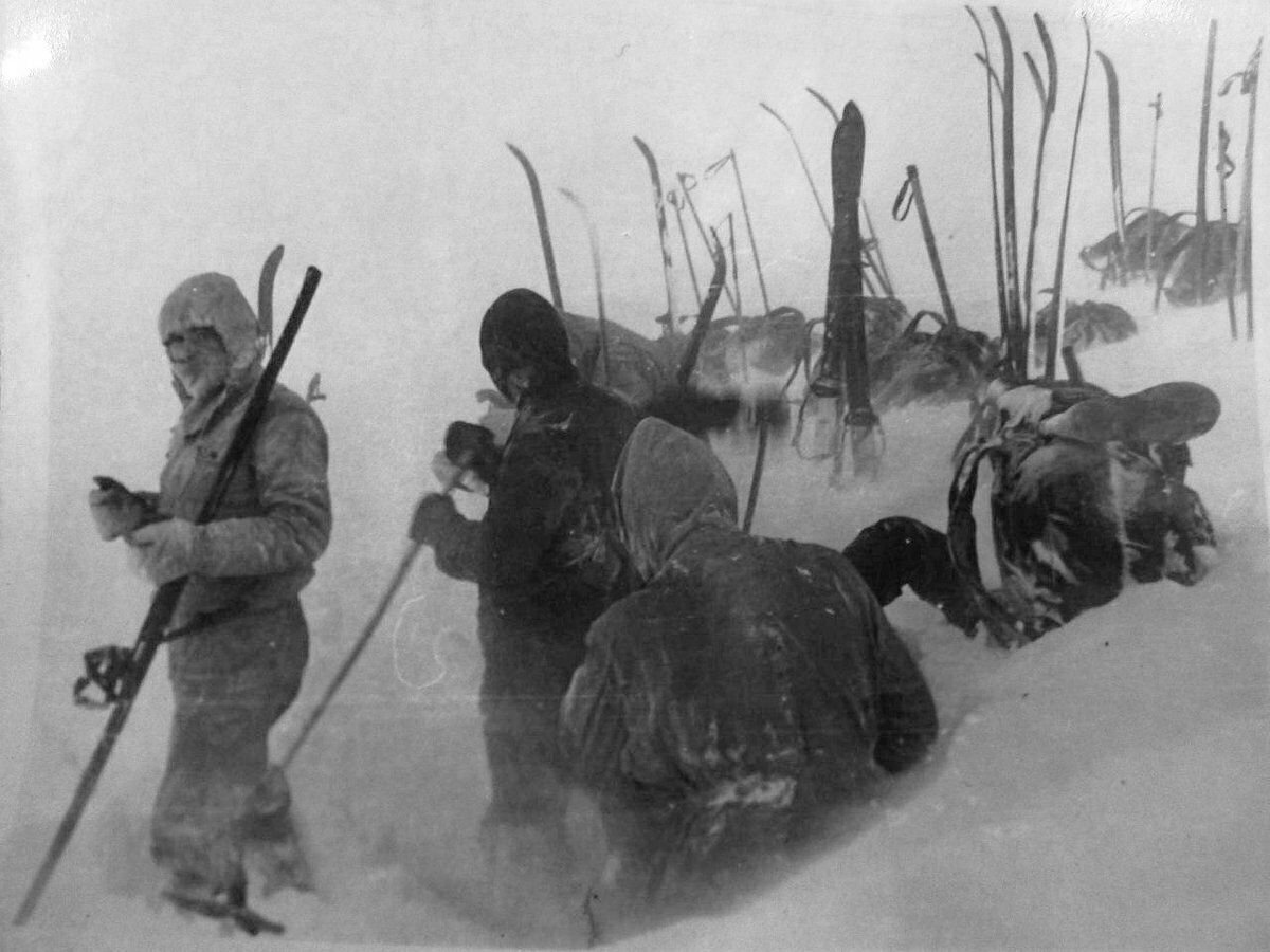 Рисунок №1. Фото от 01 февраля 1959 года. В сумерки в 17-18 часов 01 февраля 1959 года туристы останавливаются и устанавливают палатку выше перевального плато на отроге высоты 1079 на склоне крутизной 18°-20°.