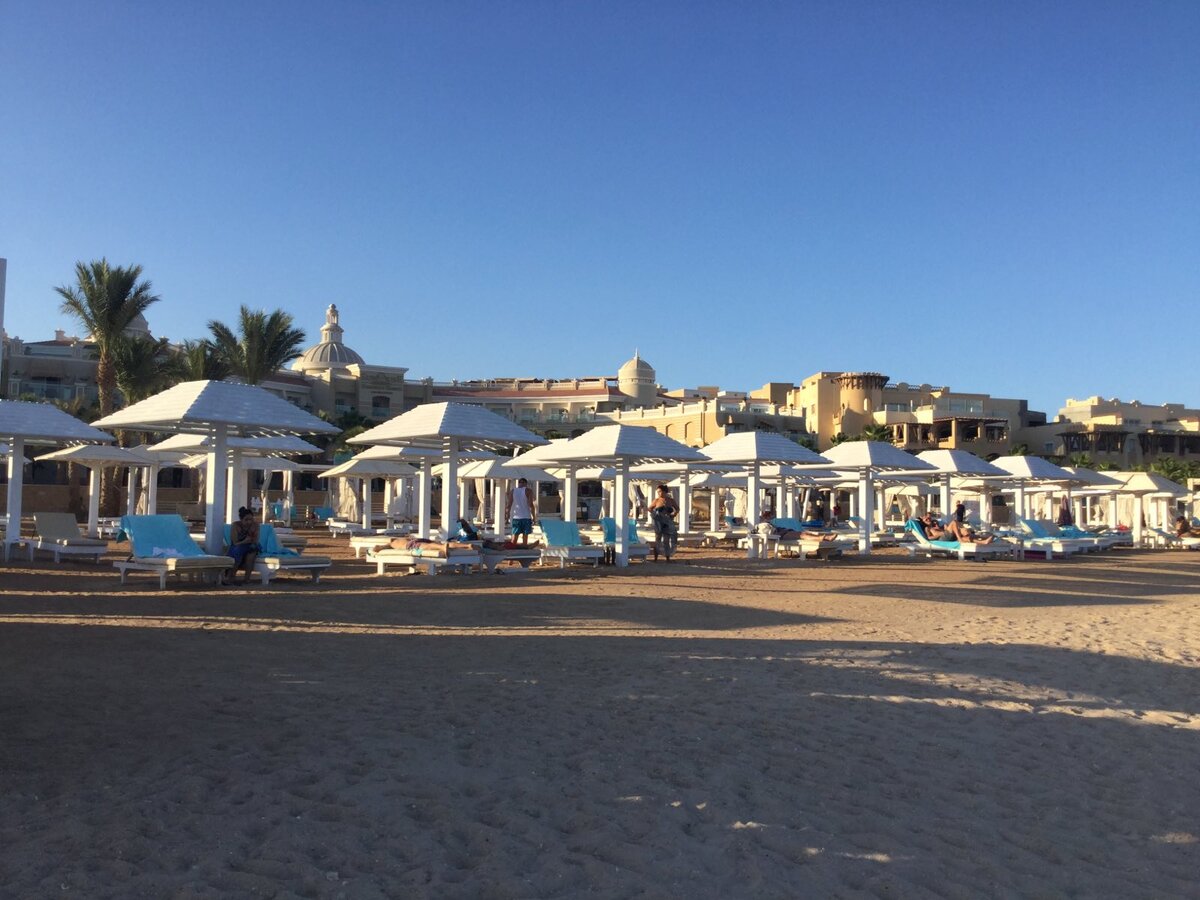 Пляж отеля Санрайз Романс Сахл Хашиш. Моё фото для Дзен.