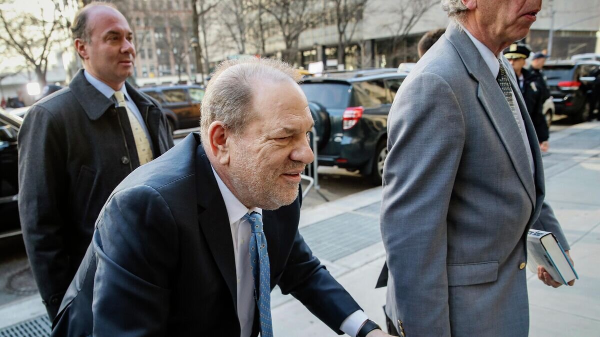    Харви Вайнштейн прибывает в здание суда Манхэттена. 24 февраля 2020 © AP Photo / John Minchillo