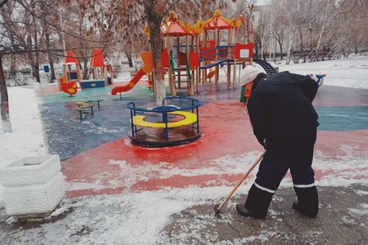    В круглосуточном режиме. Коммунальные службы города борются с оледенением