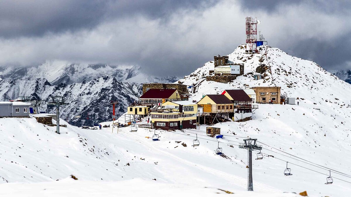    На Домбайской поляне вся инфраструктура курорта расположена компактно.Фото: commons.wikimedia.org