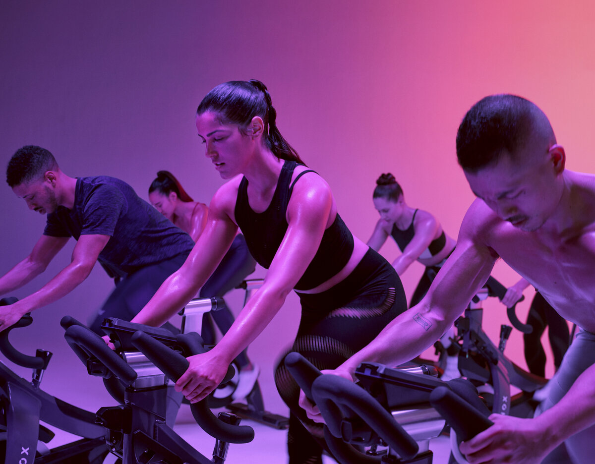 Spin class. Сайкл тренажер. Сайкл в бассейне. Спиннинг фитнес. Сайкл студия в физкультуре.