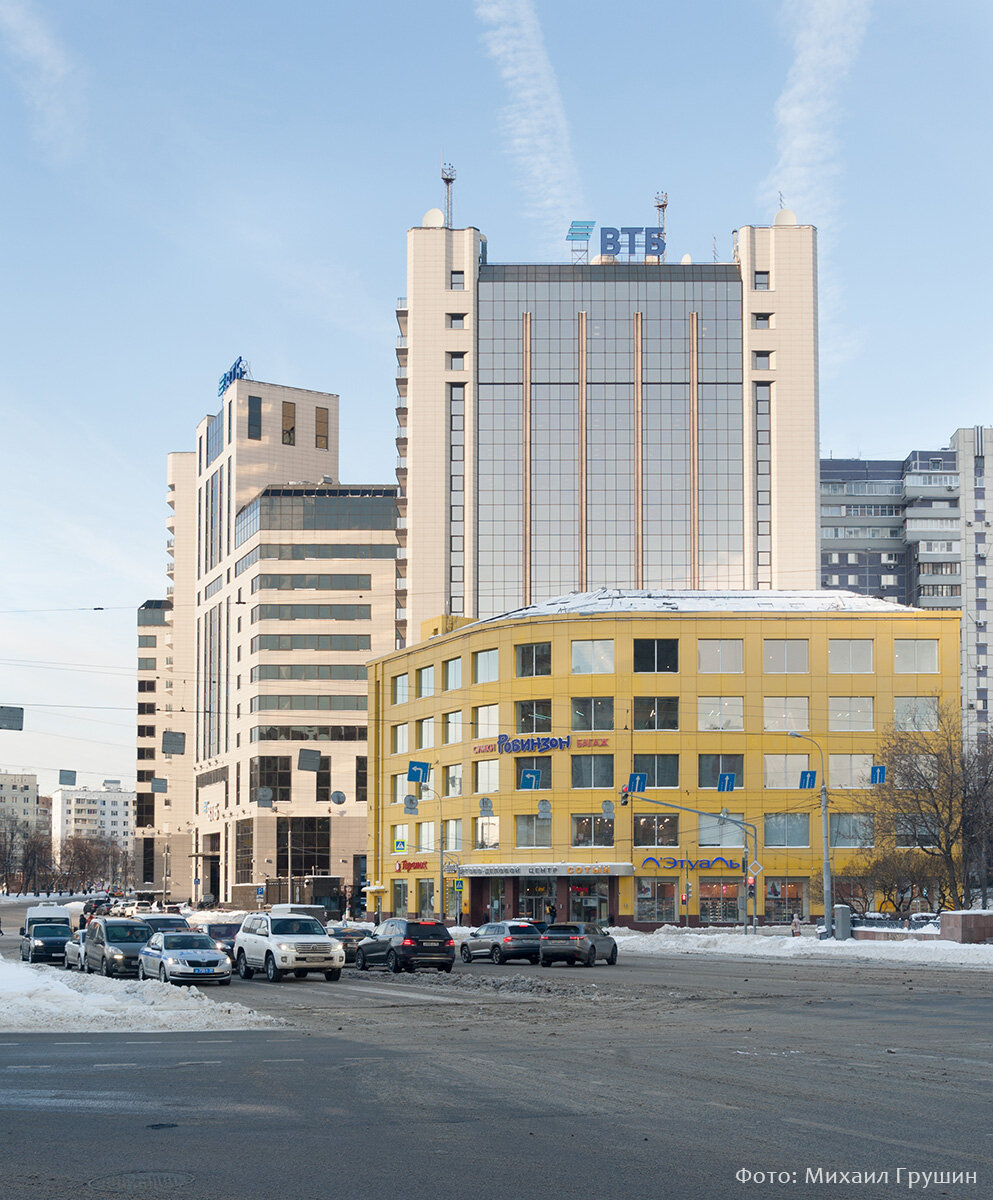 Площадь Крестьянская Застава. Торговый центр "Сотый" и здание ВТБ-банка. Декабрь 2022. Фото автора
