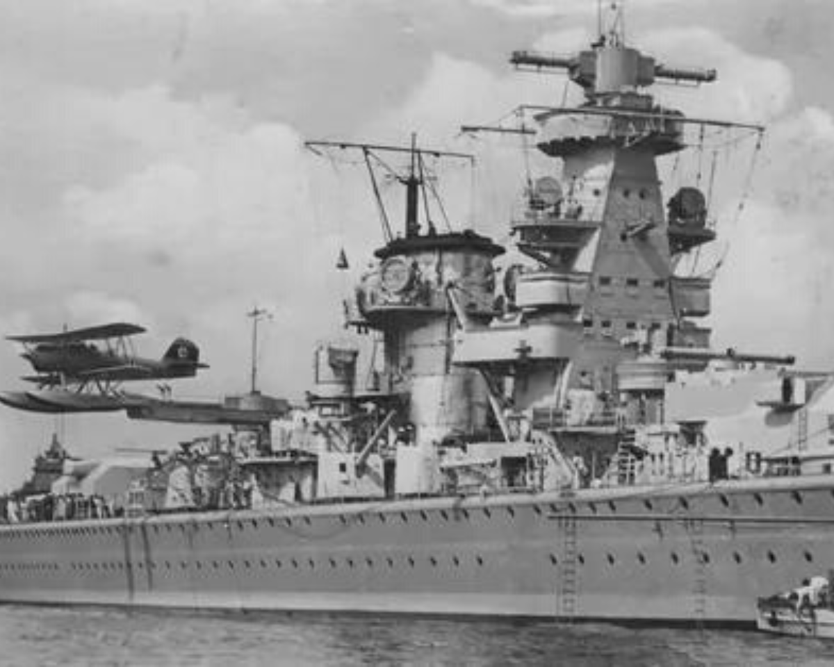 Тяжелый крейсер «Адмирал Шеер»/ Фото взято из свободных источников