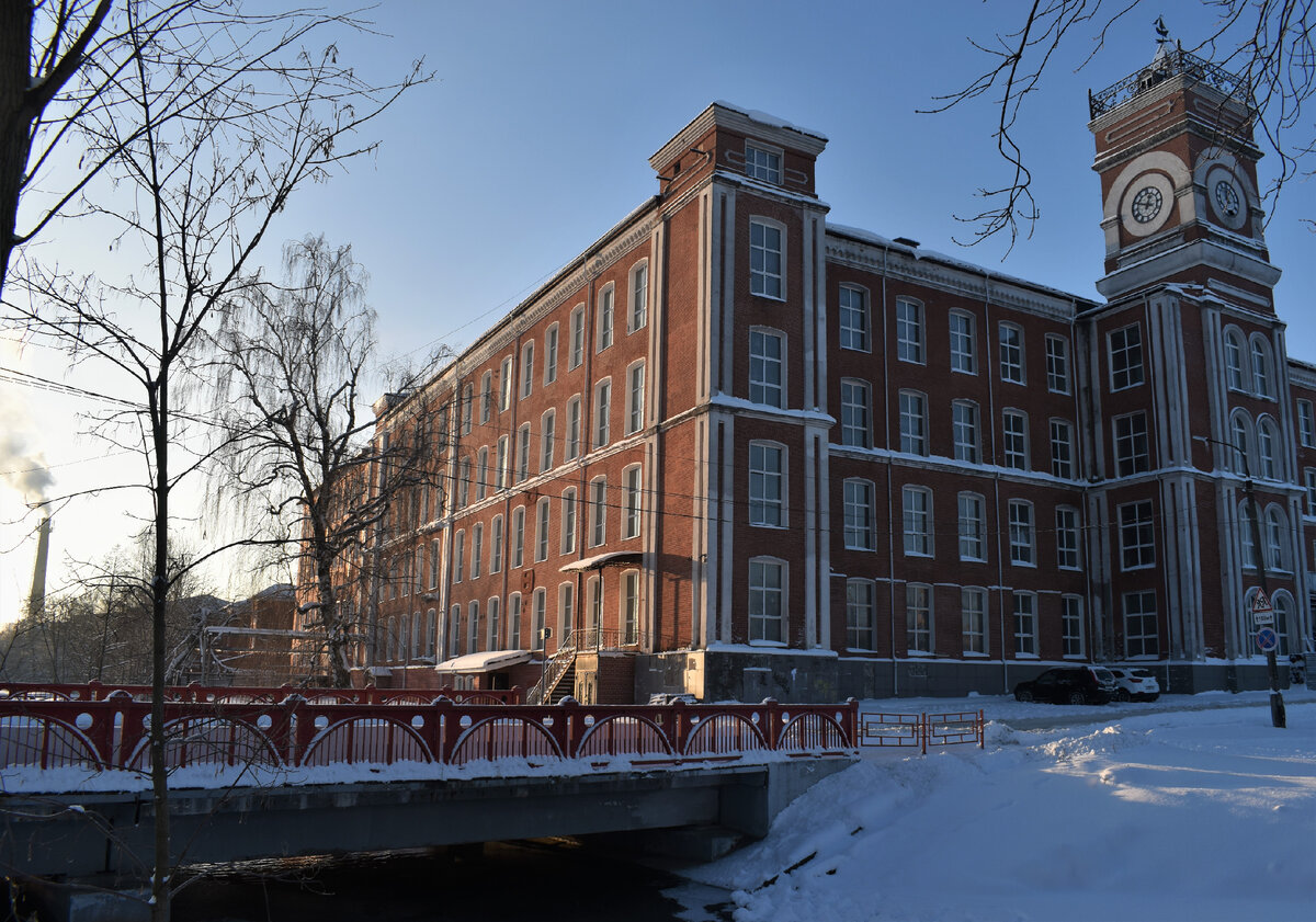 Бумагопрядильная фабрика Хлудовых или Егорьевский хлопчато-бумажный комбинат "Вождь пролетариата"- самый узнаваемый архитектурный символ Егорьевска. Фото автора.