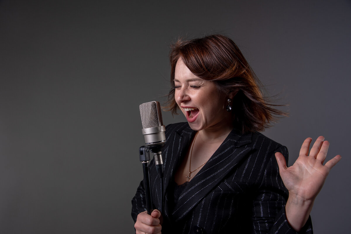 подготовка вокалистов. выступление детей на сцене. уроки вокала. девушка поет. занятия по вокалу.