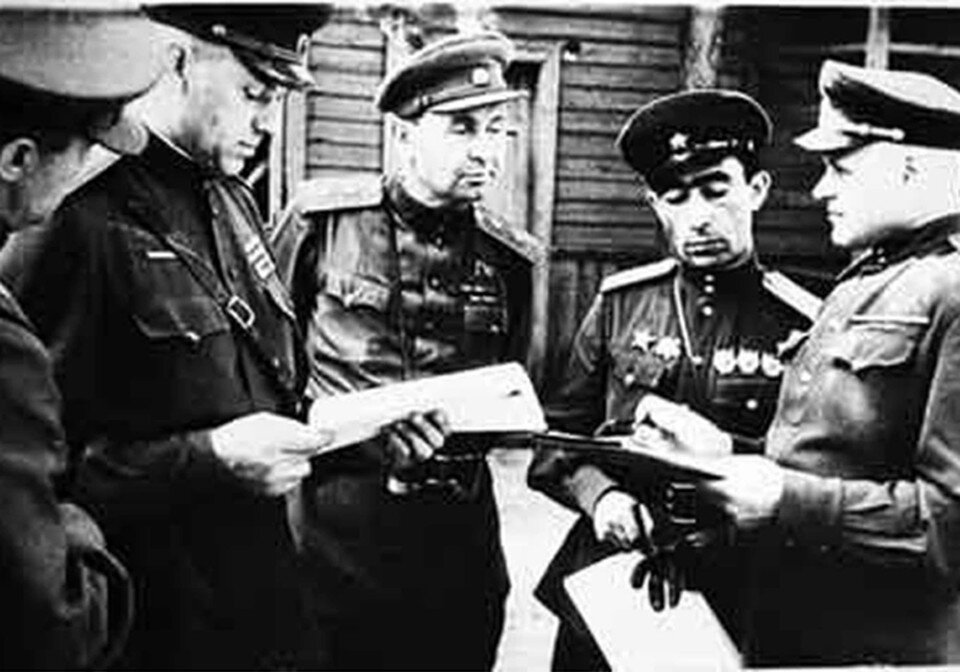     Константин Рокоссовский уточняет план операции. Фото: old.archives.gov.by