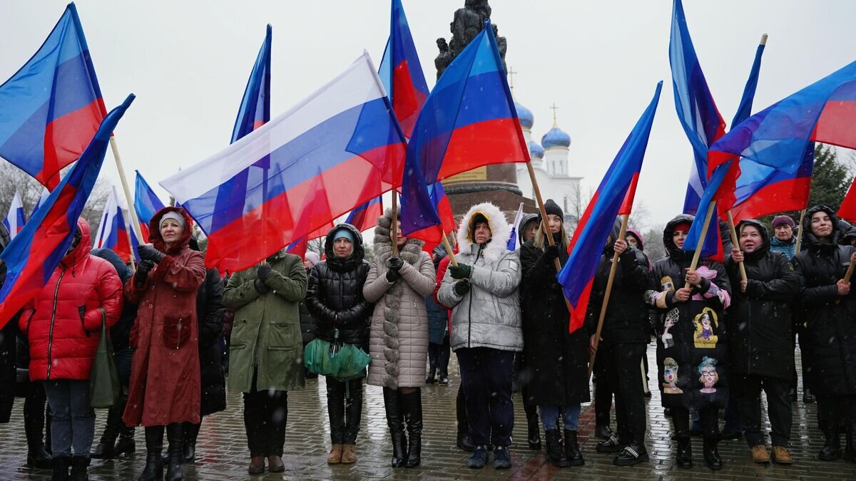    Участники флешмоба "Своих не бросаем" в городе Краснодон Луганской народной республики© РИА Новости / Максим Захаров