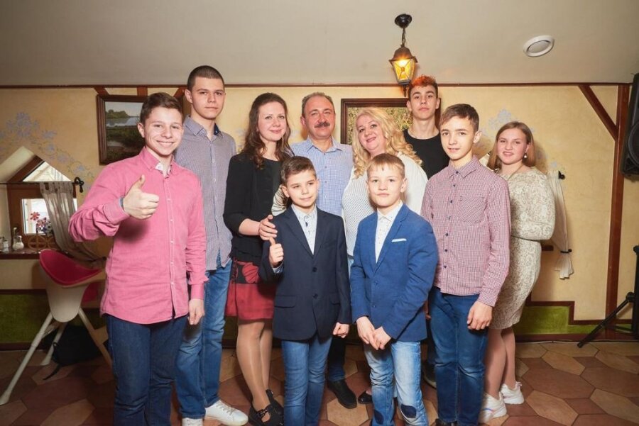 Приемные родители учат детей решать бытовые вопросы – и предлагают всем поступать так же. Подростки учатся стирать, убирать и готовить, оплачивать коммунальные услуги, вести бюджет, следить за здоровьем. Так ребята осознают: взрослая жизнь близко, и, чтобы добиться своих целей, нужно уметь отвечать за себя