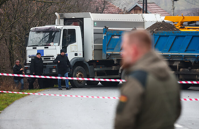    Военнослужащий немецких вооруженных сил, входящий в состав миротворческой миссии НАТО в Косове, стоит возле блокпоста в Рударе, недалеко от северной части этнически разделенного города Митровица.Florion Goga/Reuters