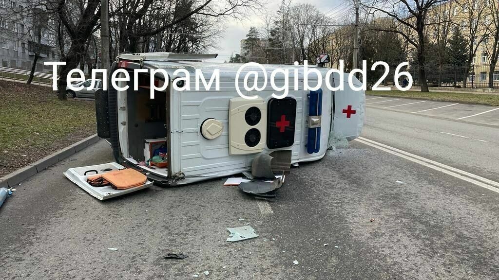     Три человека пострадали в аварии с машиной скорой помощи, сообщает Госавтоинспекция Ставрополья.