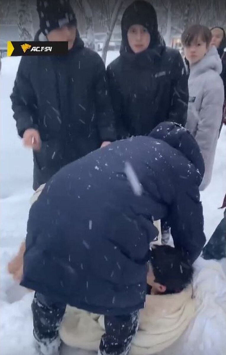     Данил (на фото в центре) вместе с друзьями Васей (слева) и Максимом спасли ребенка.  Новосибирская служба эвакуации «АСТ-54»