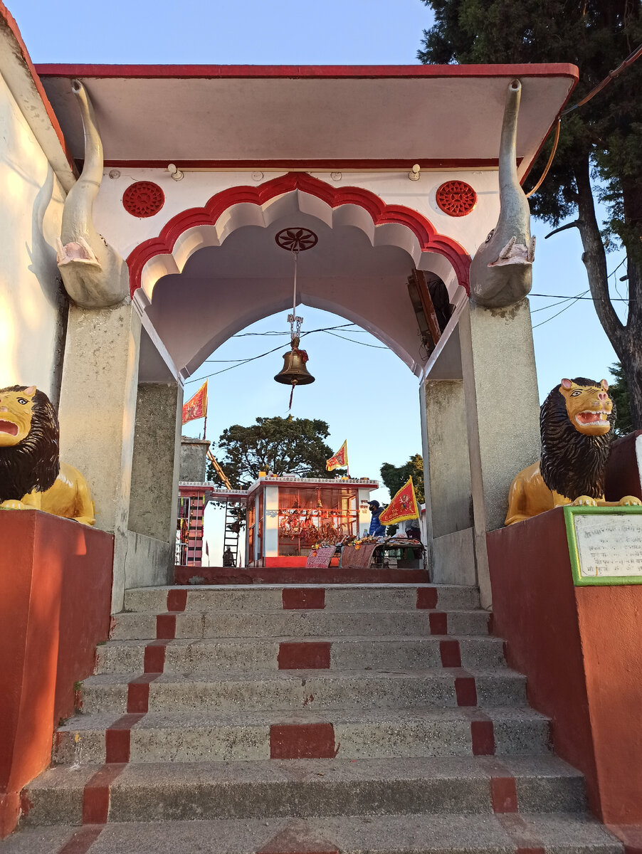 Одно из главных мест паломничества индуистов в окрестностях Ришикеша  Shri Kunjapuri Temple, посвященный Кунджапури Деви