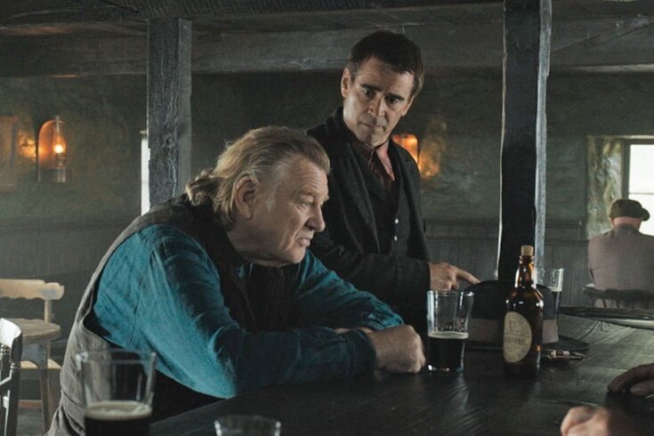Два друга. За барной стойкой сидит – Колм (Brendan Gleeson), стоит – Падрик (Colin Farrell).