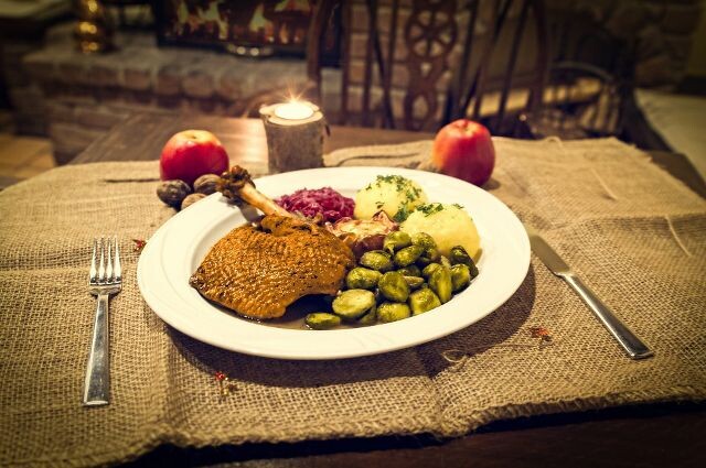 Украшением стола, в зависимости от достатка, были мясные блюда pixabay.com