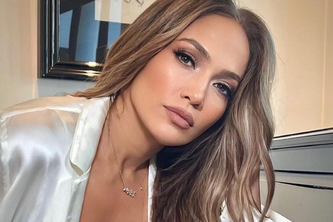     «Твоя грудь совершенна!»: Дженнифер Лопес в кружевном белье у пианино произвела фурор