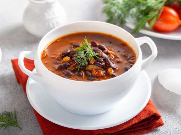 Диетический фасолевый суп Ингредиенты Фасоль красная - 250 г Помидор - 0,5 шт. Морковь - 0,5 шт. Лук репчатый - 0,5 шт. Томатная паста - 1 ч.л. Растительное масло - 1 ч.л.