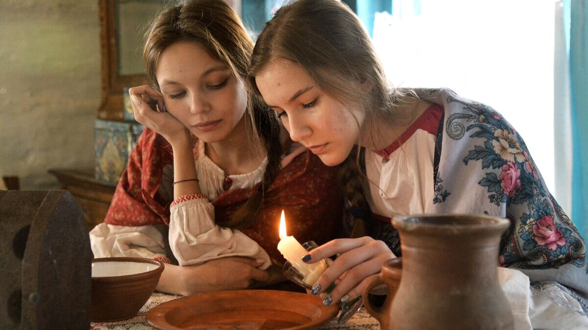    Девушки во время святочных гаданий в казачьем поселке Черноречье Челябинской области© РИА Новости / Александр Кондратюк