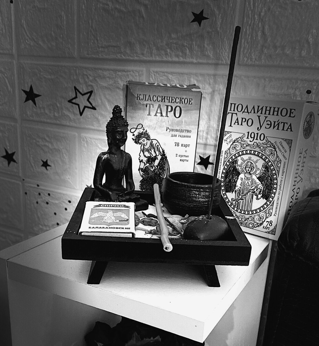 Мои основные спутники и помощники ,а в наличии 6 колод которые использую в консультациях. Но вот колоды Уэйта всегда рядом; в поездках, на работе, даже на прогулке с детьми. 