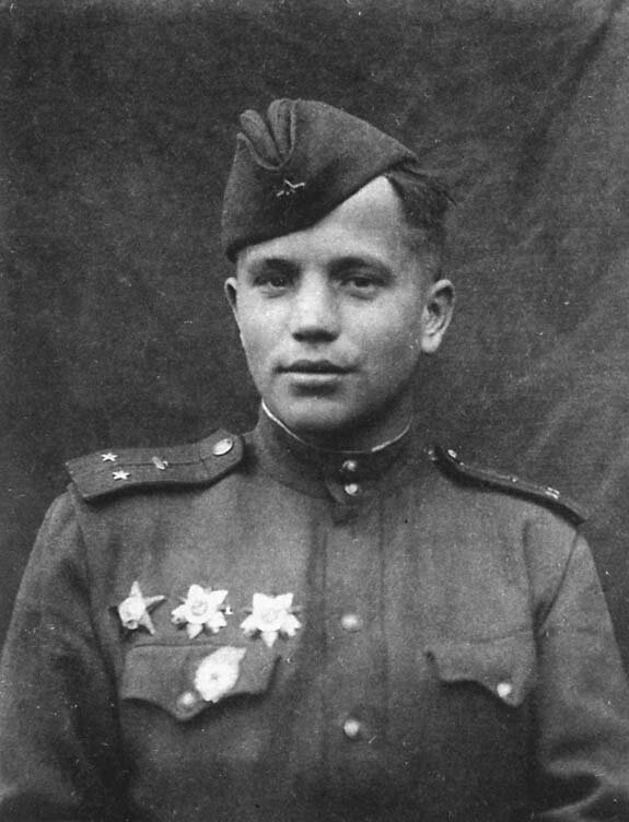 Механик-водитель тяжелой самоходной установки ИСУ-152 гвардии техник-лейтенант Электрон Приклонский. 29 апреля 1945 г.