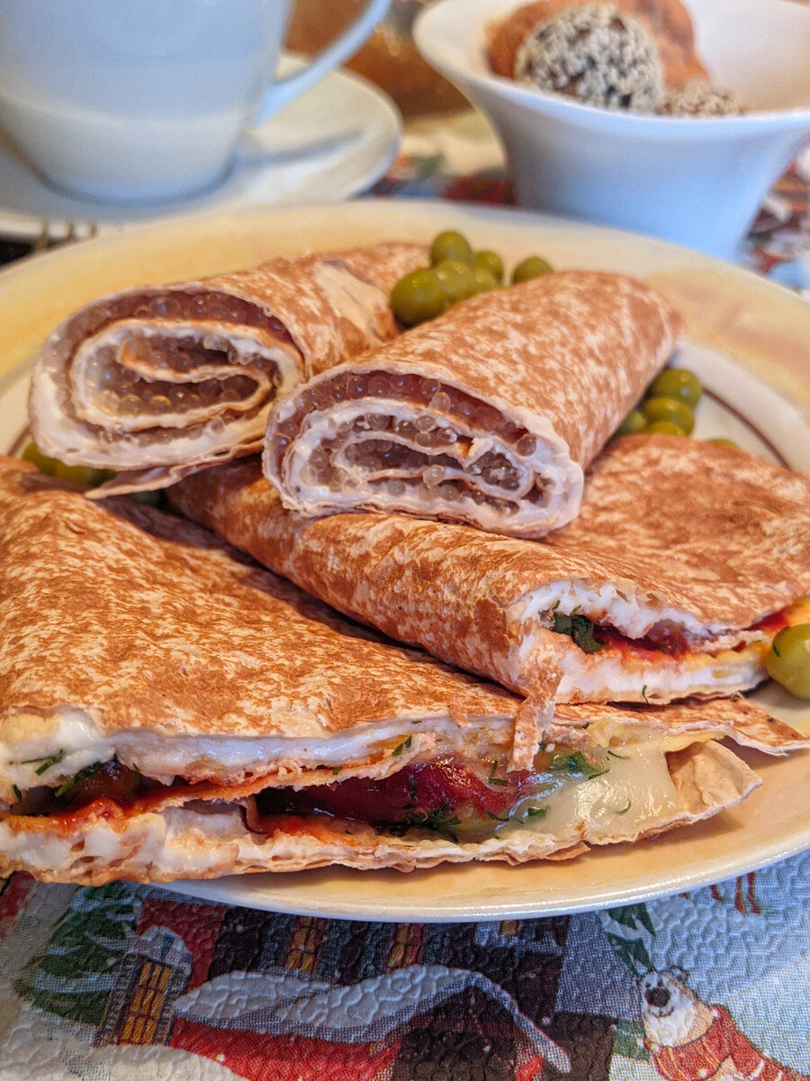 Лаваш с яйцом, сыром, кетчупом, зеленью. Лаваш с плавленным сыром и икрой щуки. Мазурка, конфетка из сухофруктов, кофе с молоком 