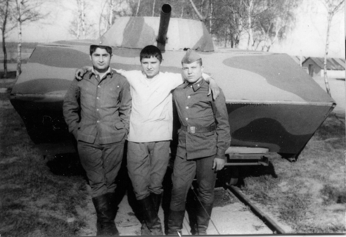 весна 1982 года. В наряде по кухне. Стою с поваром и обмотчиком электродвигателей...