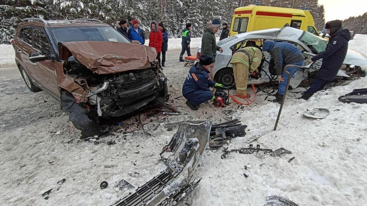     С 1 по 8 января в Удмуртии в результате дорожно-транспортных происшествий погибло 4 человека, 27 человек получили травмы, из них шестеро детей.