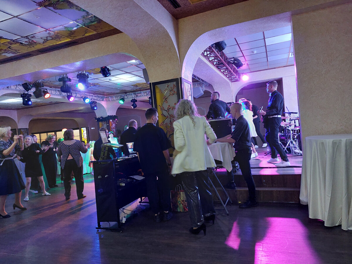 новогодняя дискотека с кавер-группой "Esenin Street", фото автора