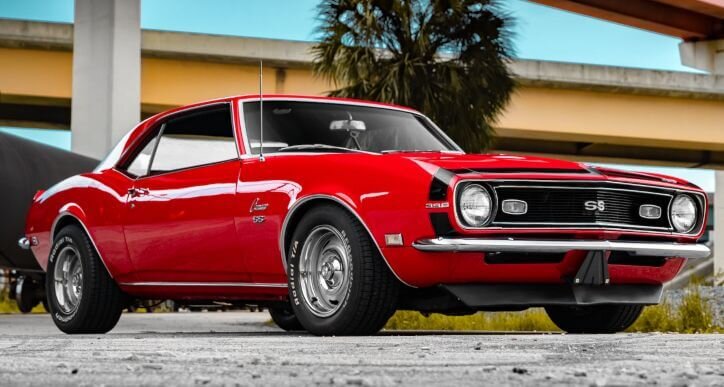 Шевроле Камаро выпускается в США с 1966 года. На сегодняшний день вышло шесть поколений знаменитого спорт – кара. Последнее из них недавно подверглось рестайлингу. Поэтому Chevrolet Camaro 2020, доступный сейчас к покупке во многих странах, относится к шестой генерации авто. За свою историю легендарный автомобиль выпускался преимущественно в кузове купе или кабриолет. Но существуют и версии авто в кузове лифтбек.