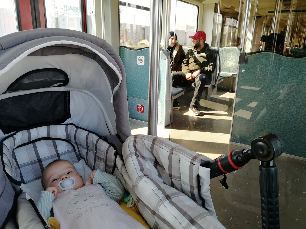 На фото наша малышка-дочка в берлинском с-бане.