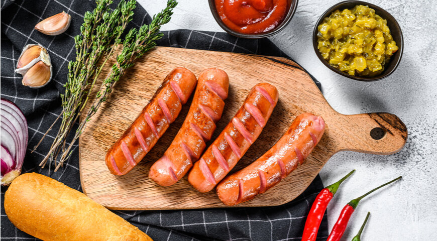 Секреты вкусного хот-дога просты: качественное мясо в сосиске, вкусный соус с топпингами и поджаренная булочка. Выберите сосиску из цельного мяса: говядины или свинины. 