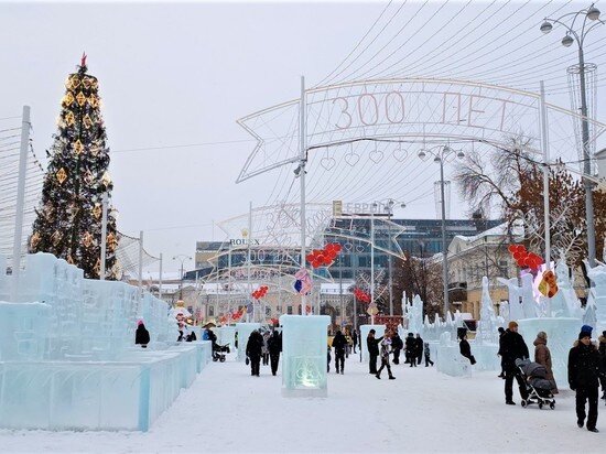     Ледовый городок в честь 300-летия Екатеринбурга. Фото: Николай Курилов / "МК-Урал".