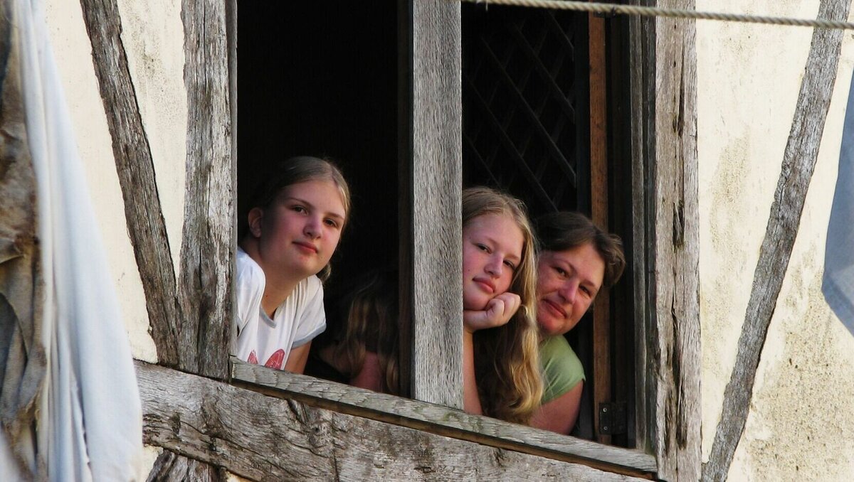     Многодетная семья, живущая в аварийном доме вблизи Минвод, может остаться без единственной недвижимости, поскольку ветхое строение подлежит сносу, а на предложенную муниципалитетом компенсацию в городе ничего не купить, передает корреспондент NewsTracker.