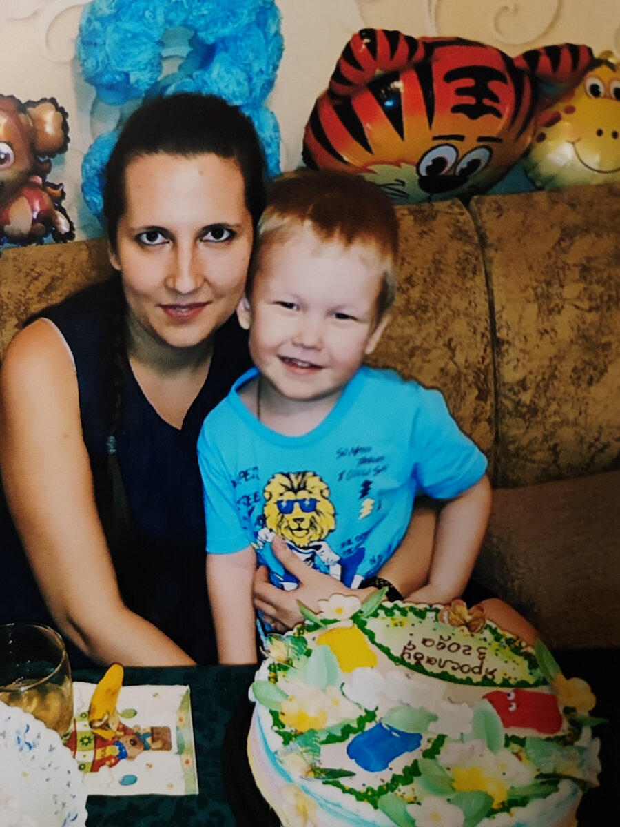 3 года. На фото нас трое... Моя Маргаритка ещё с нами... 